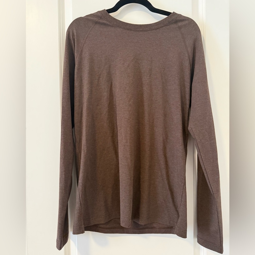 ALO Yoga Men's Long-Sleeve Crew in Chocolate Brown
